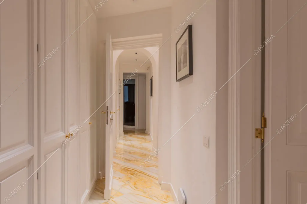 Corridoio dell'appartamento Mizuna, location in stile contemporaneo a Roma