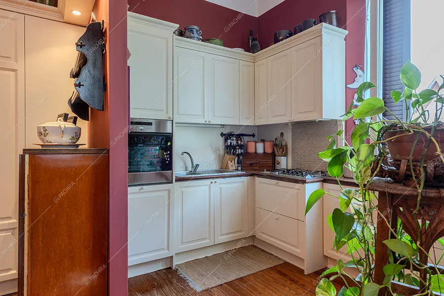 Cucina a parete della villa Rame, location in stile classico a Milano