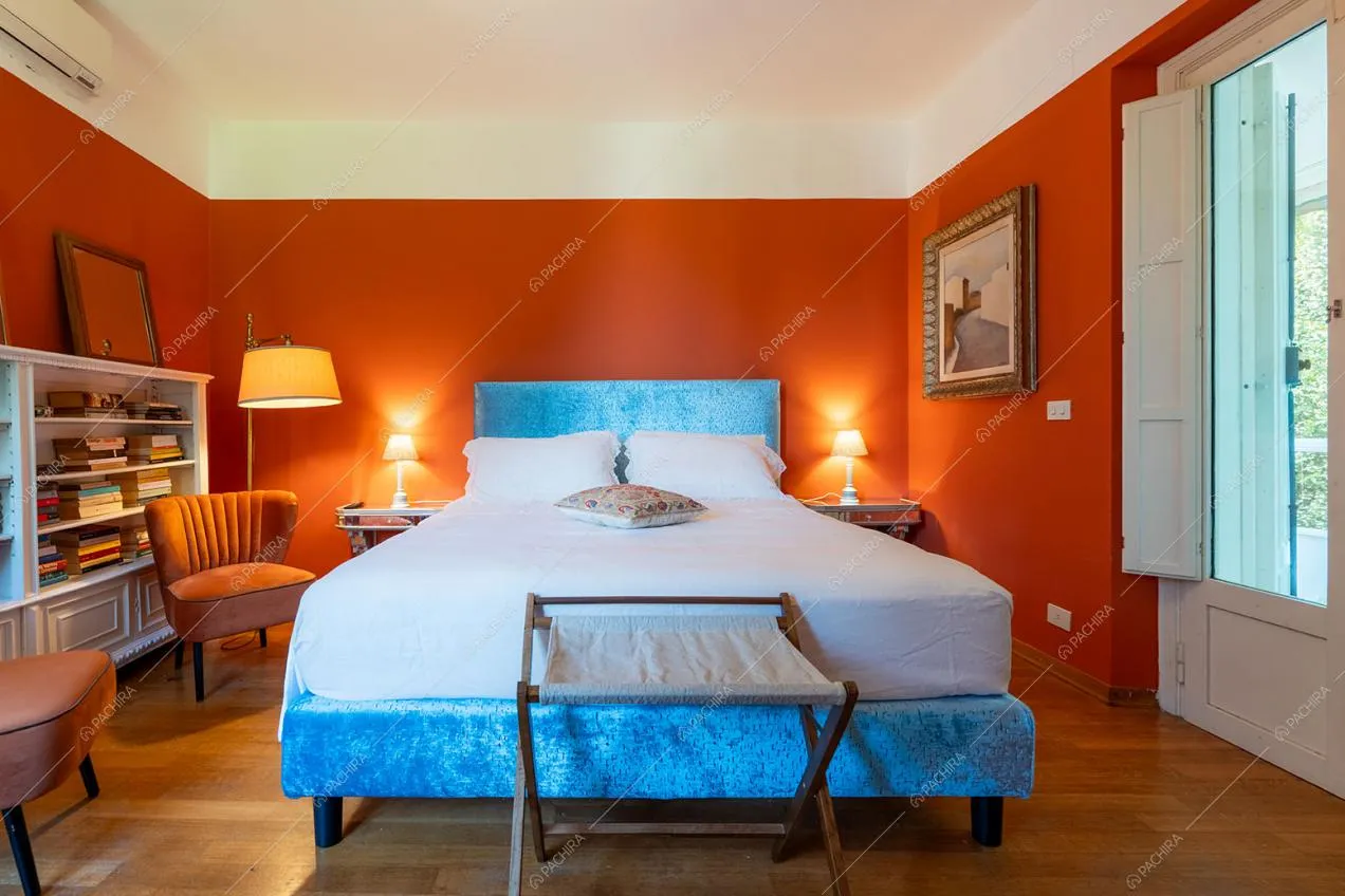 Camera da letto della villa Gombo, location in stile moderno a Firenze