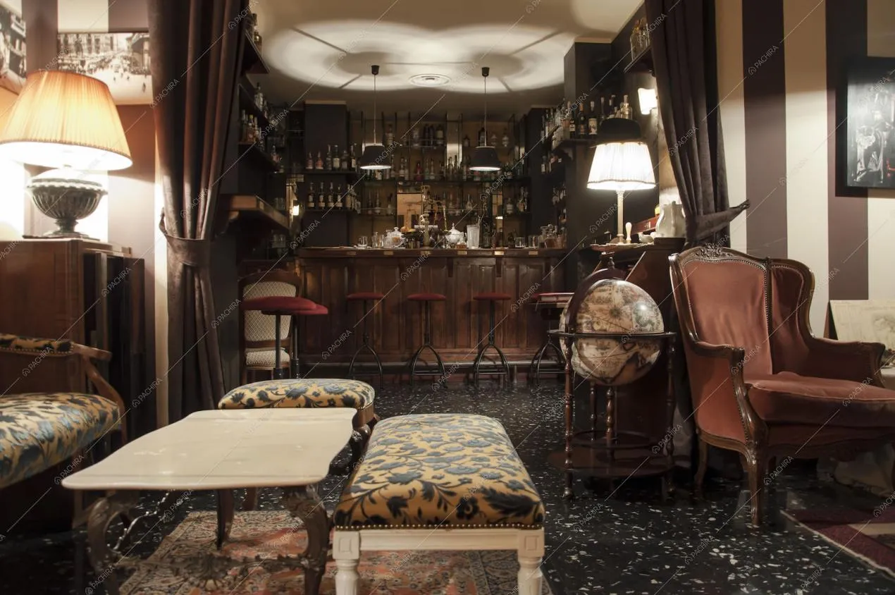 Mobili d'epoca, pavimento in marmo nero e banco bar in legno