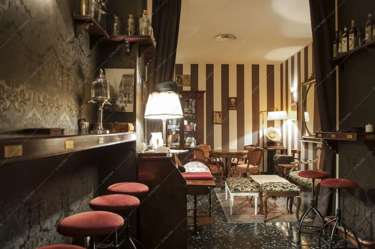 Sgabelli in velluto rosso, banco bar in legno