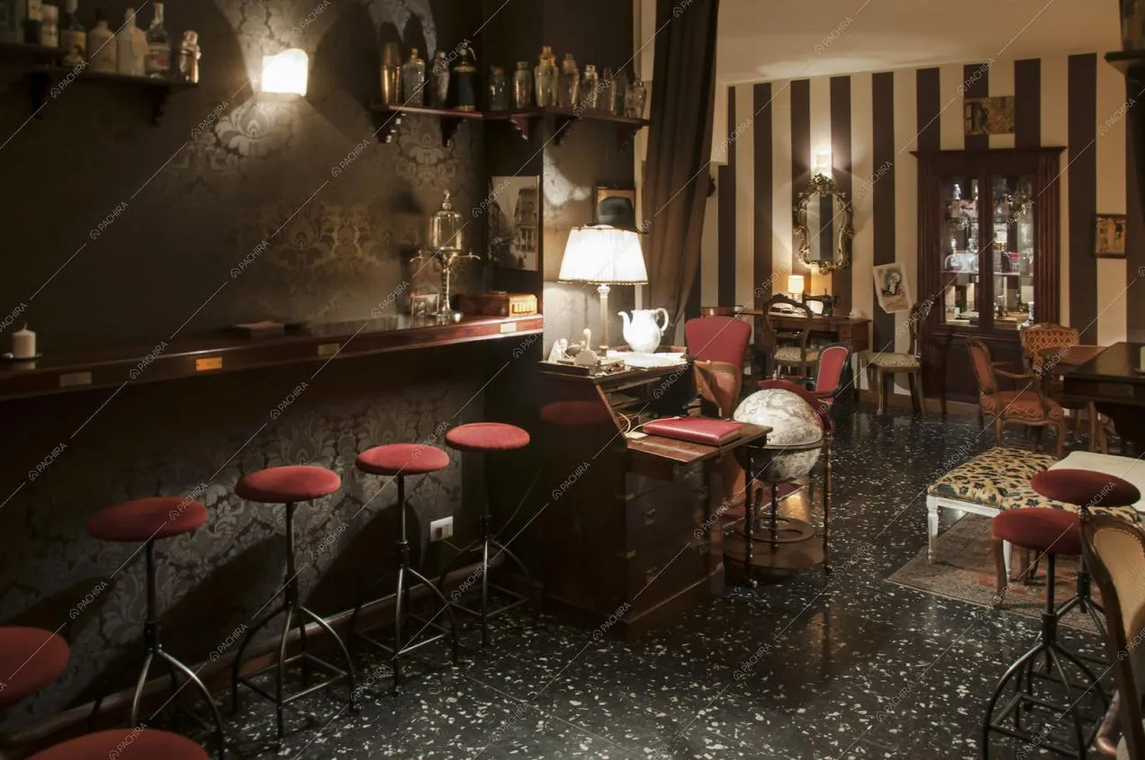 Banco bar con sgabelli rossi, mappamondo antico
