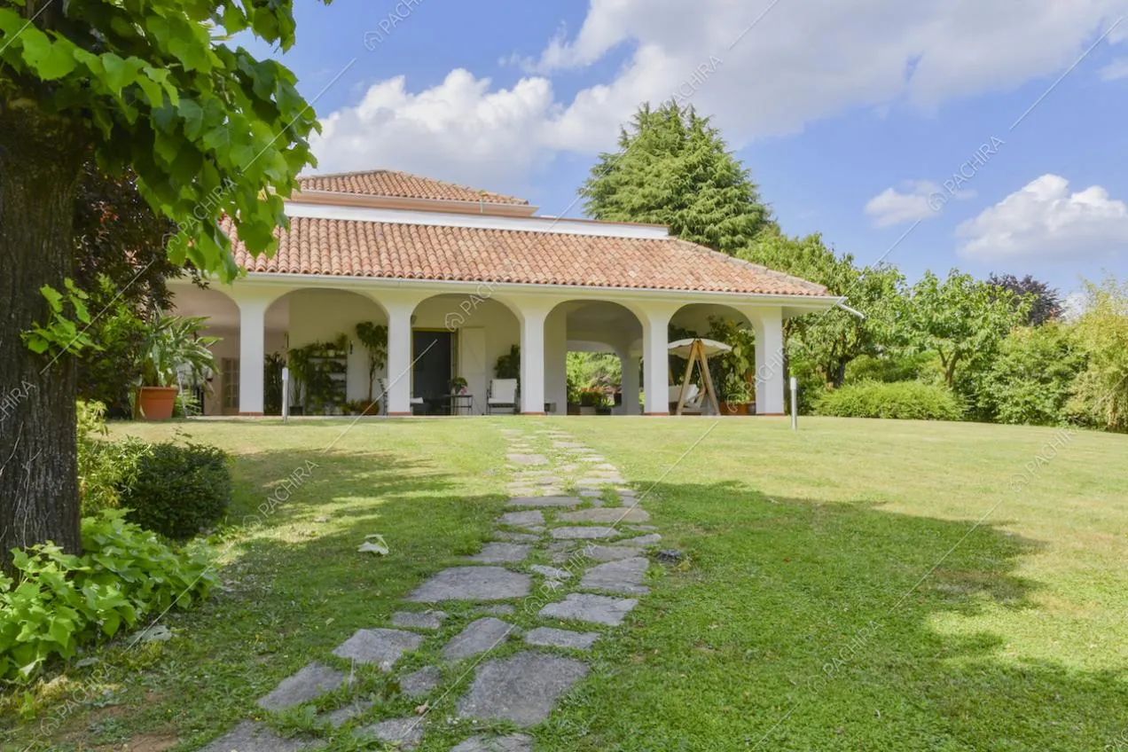 Vialetto con lastre di pietra conduce alla struttura principale