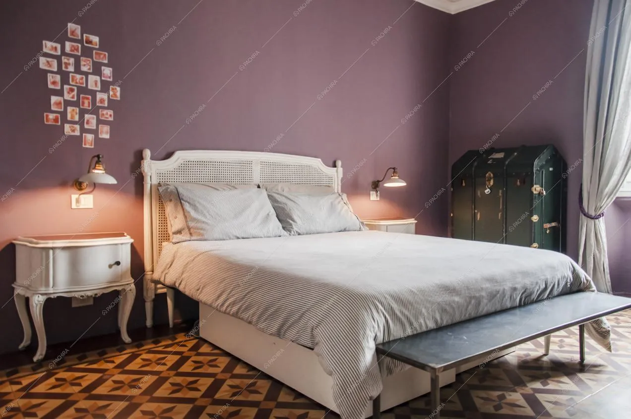 Camera da letto con pareti viola