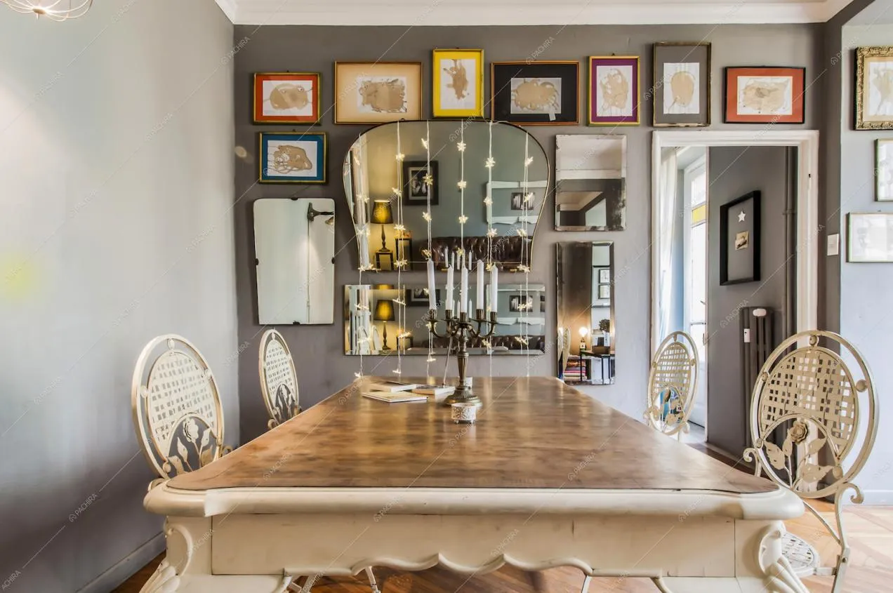 Tavolo da pranzo, parete con specchi e quadri