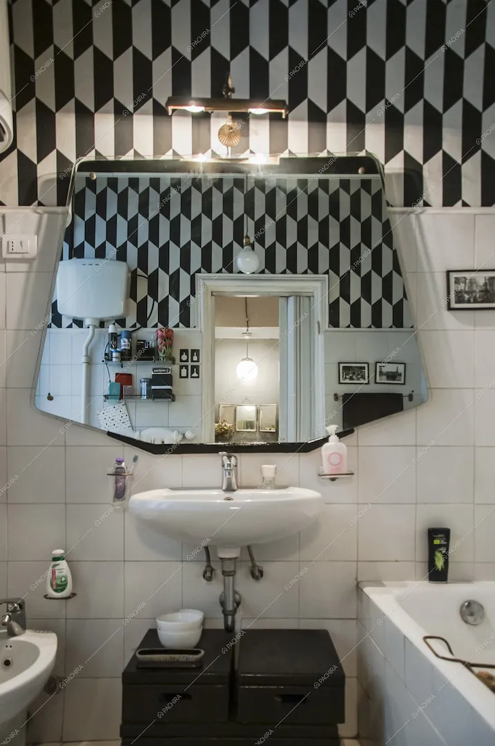 Bagno con specchio particolare