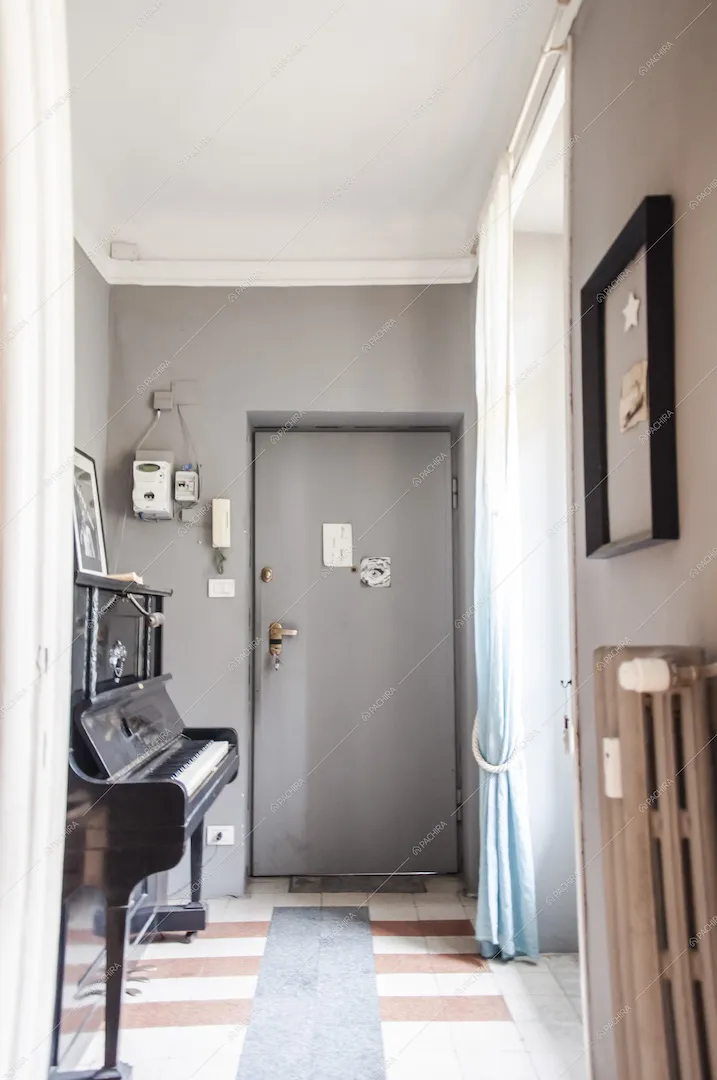 Porta d'ingresso grigia e pianoforte