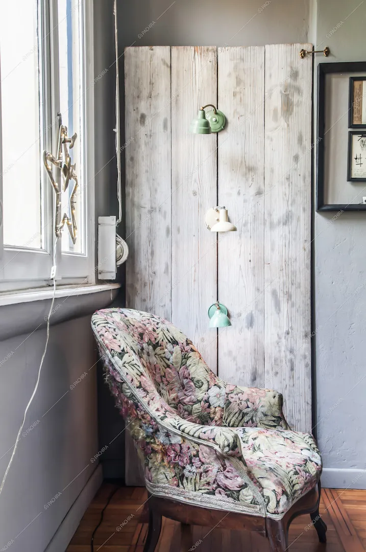 Poltrona d'epoca, parete in legno delabré