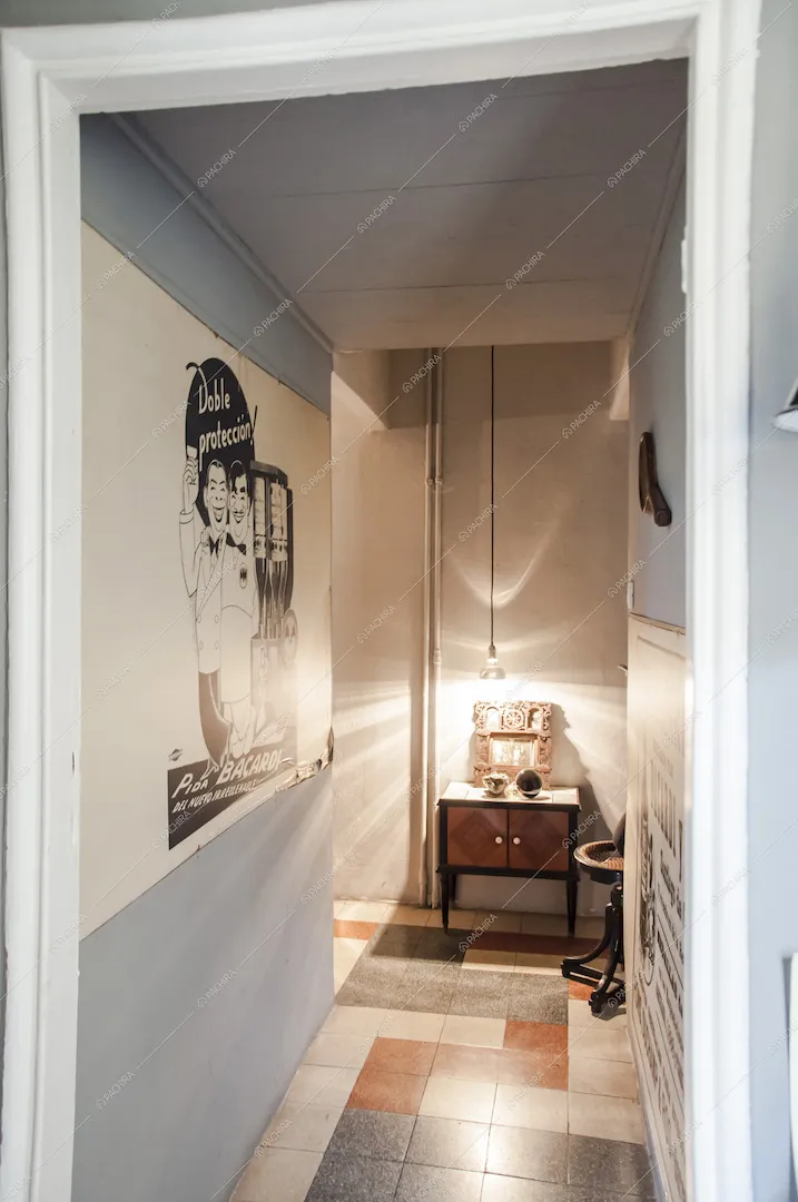 Corridoio con locandina vintage, mobiletto