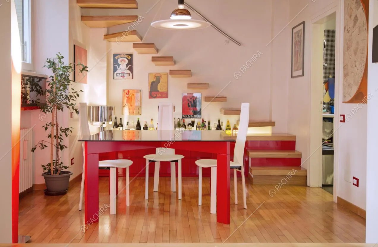 Tavolo da pranzo con struttura rossa e consolle in vetro