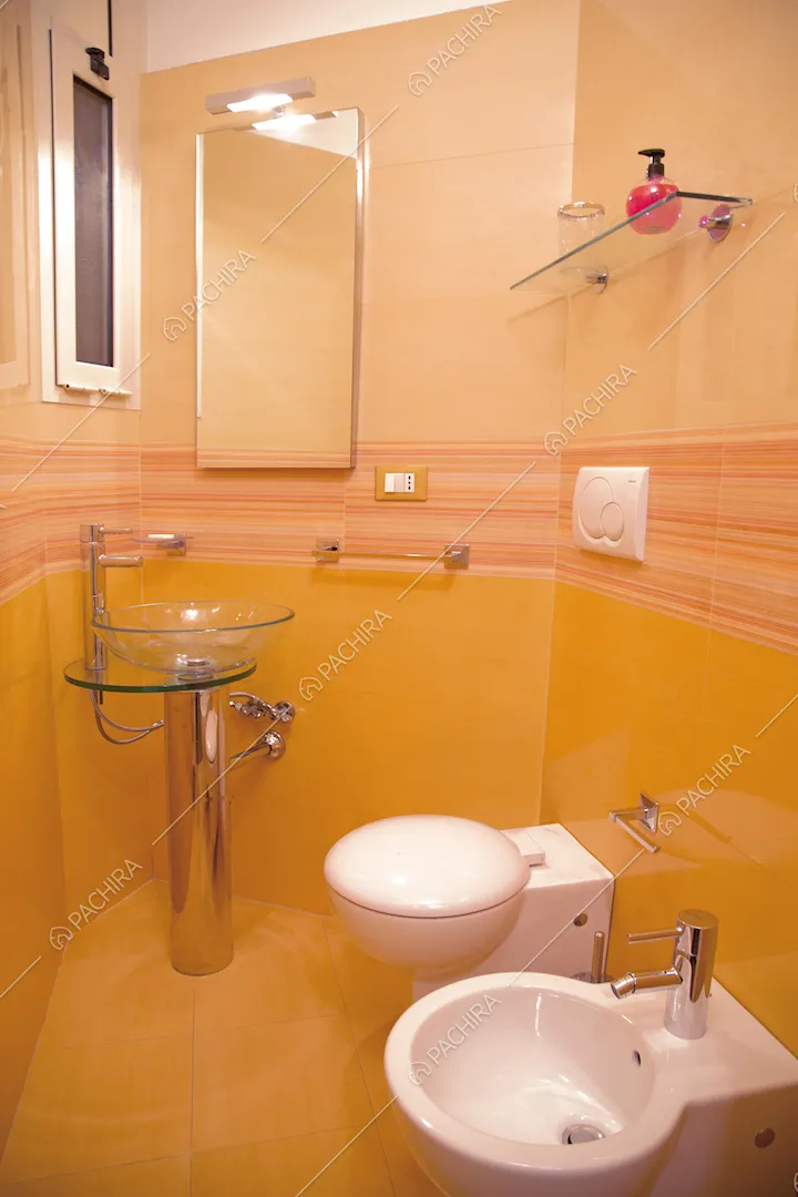 Bagno giallo con sanitari