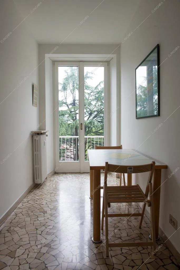 Tavolo in legno per due nel corridoio che porta al balcone