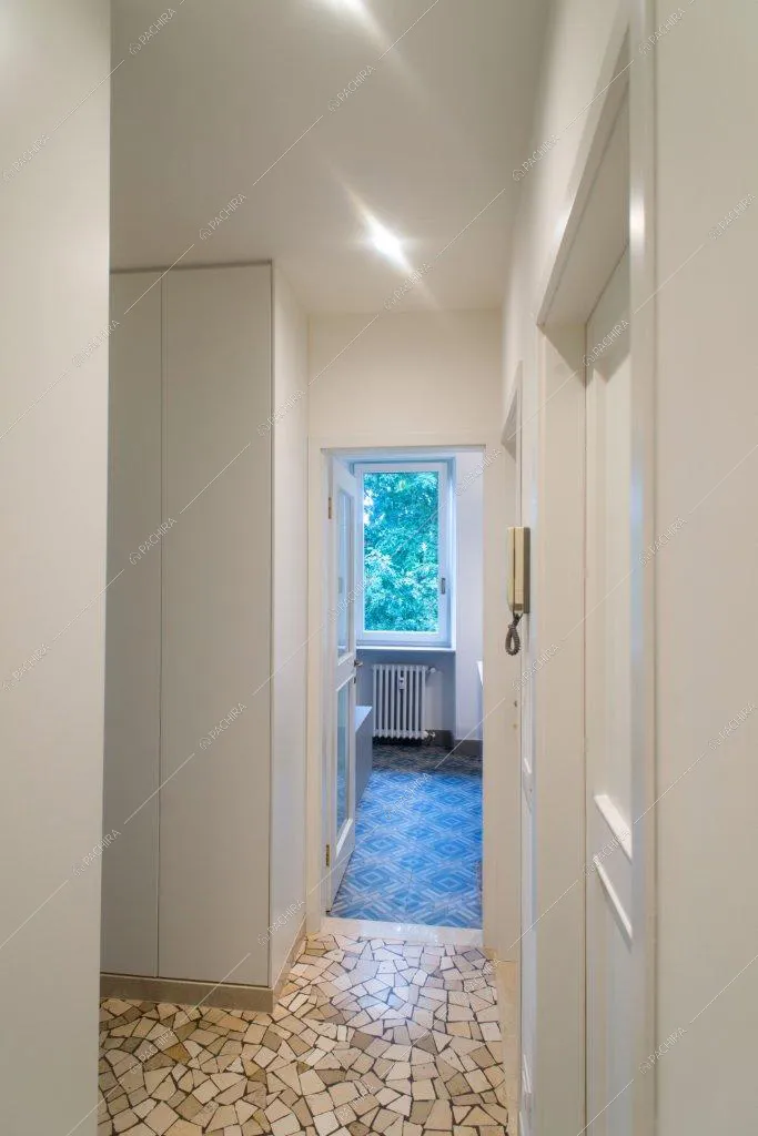Dal corridoio bianco vista sul bagno