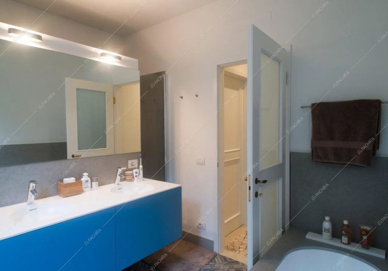Bagno con doppio lavandino con ampio specchio e vasca
