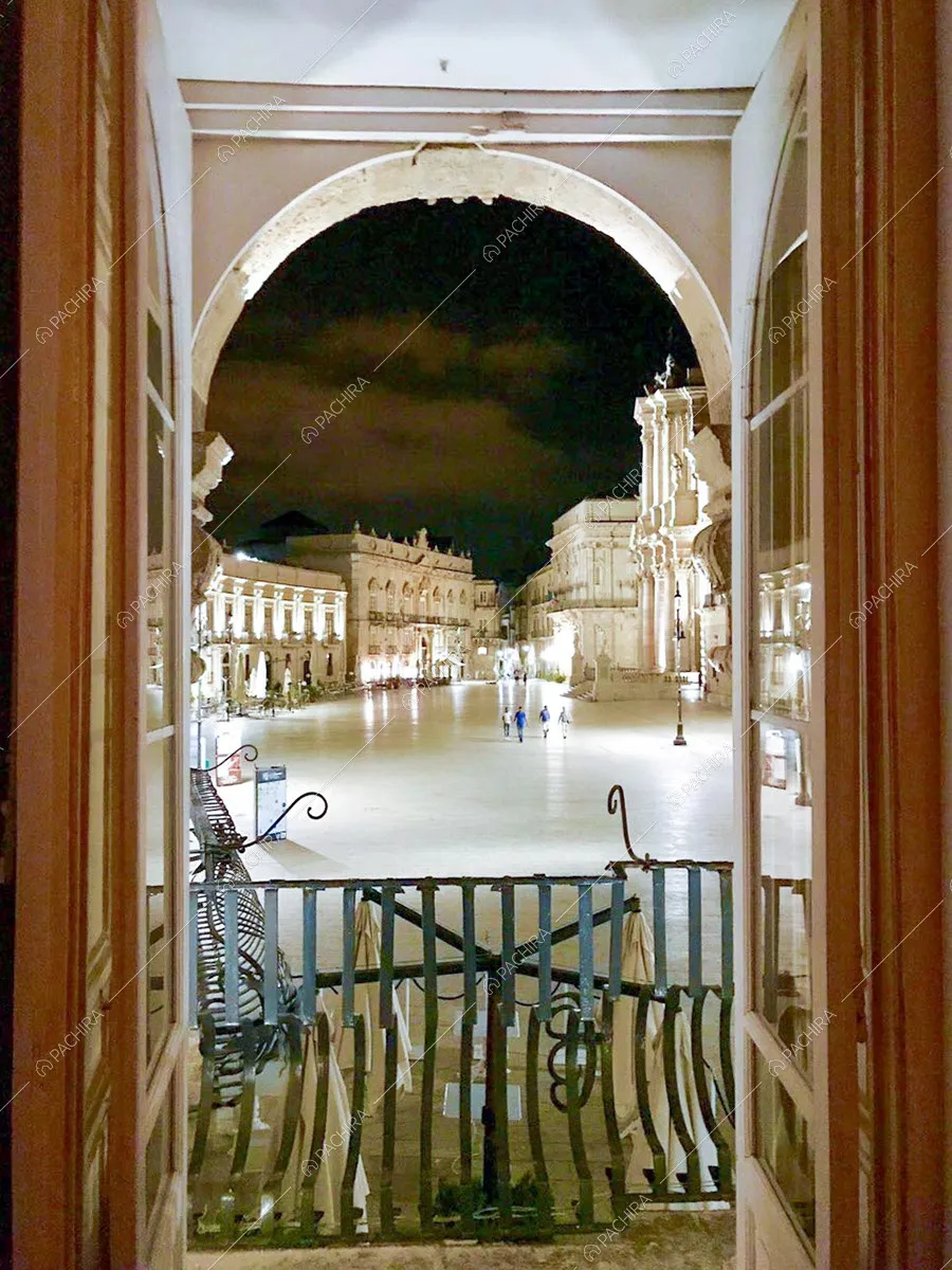 Balcone della dimora storica Papiro, location in stile classico a Siracusa