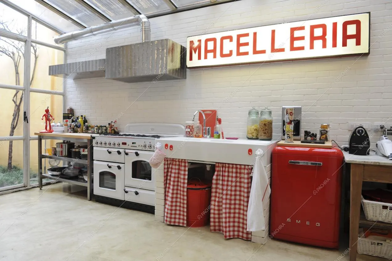 Cucina a parete con insegna luminosa vintage