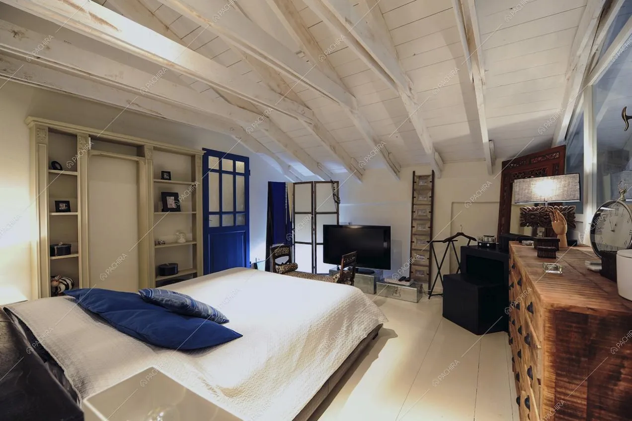 Camera da letto con travi a vista