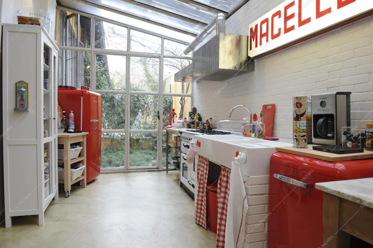 Vetrata nella cucina con fornelli a gas