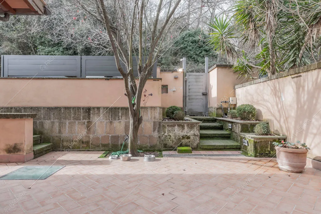 Pavimento in cotto nel cortile della villa Bauxite, location in stile moderno a Roma