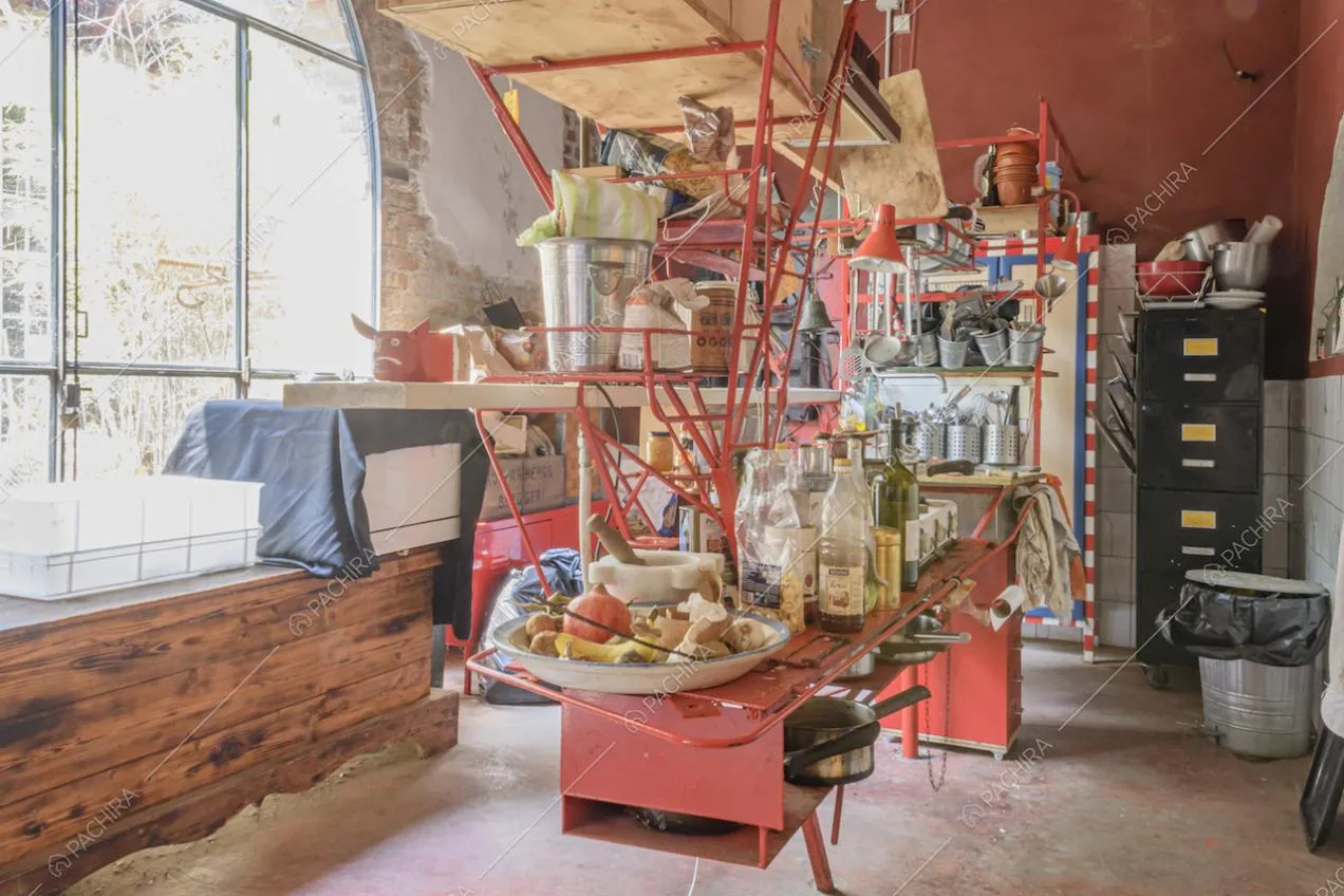 Struttura in ferro color rosso, cassapanca in legno e vetrata