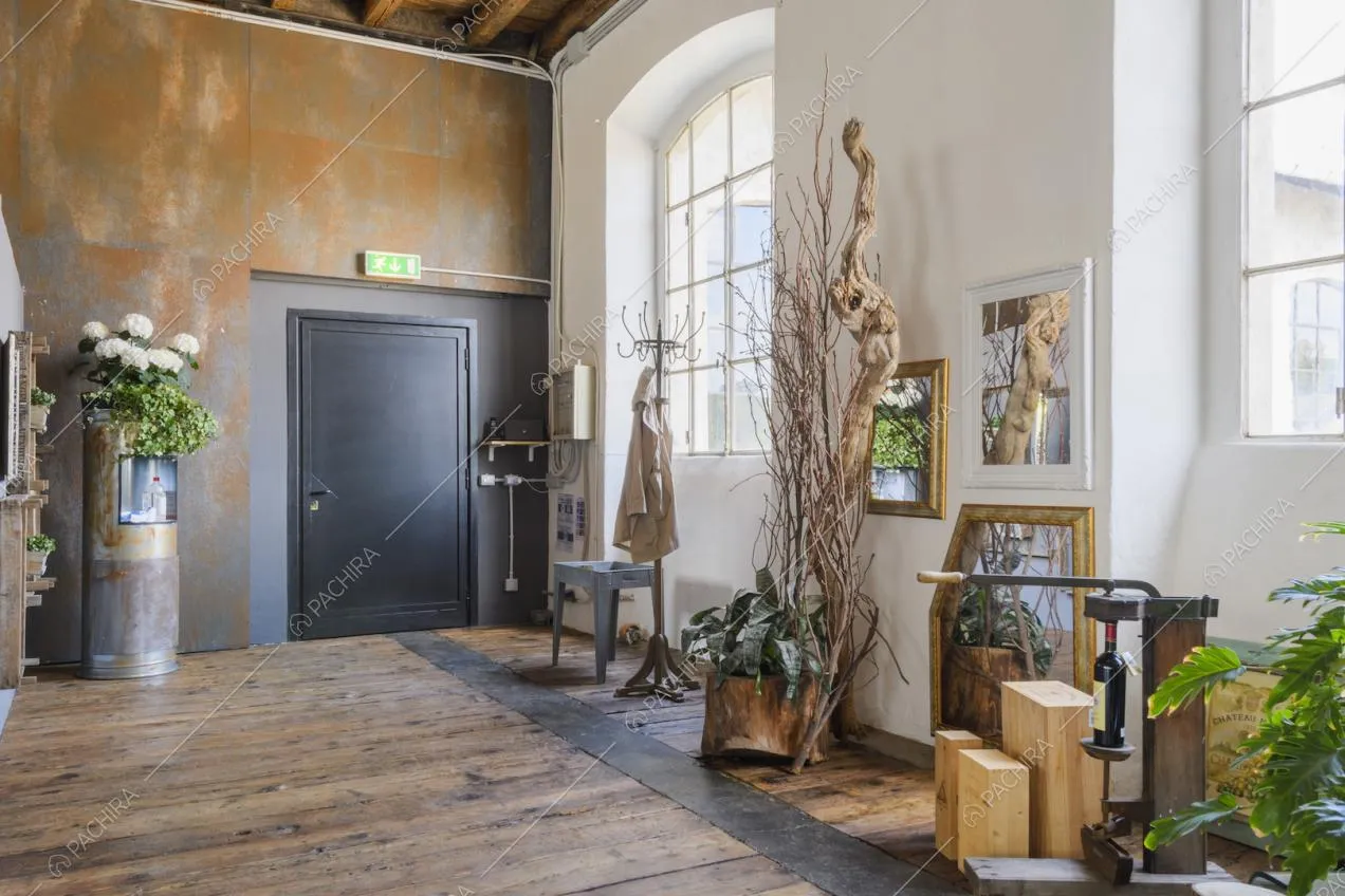 Ingresso con appendiabiti in legno e specchi con cornici