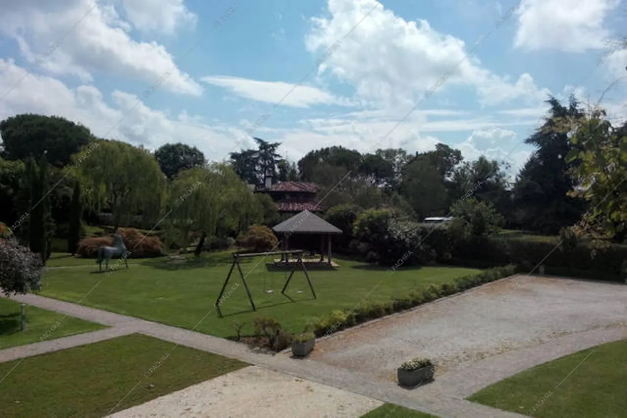 Ampia veduta sul parco e sul gazebo