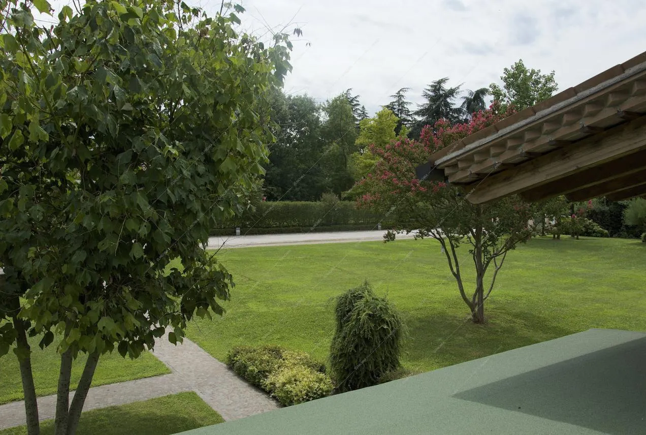 Ampia veduta sul parco con prato inglese