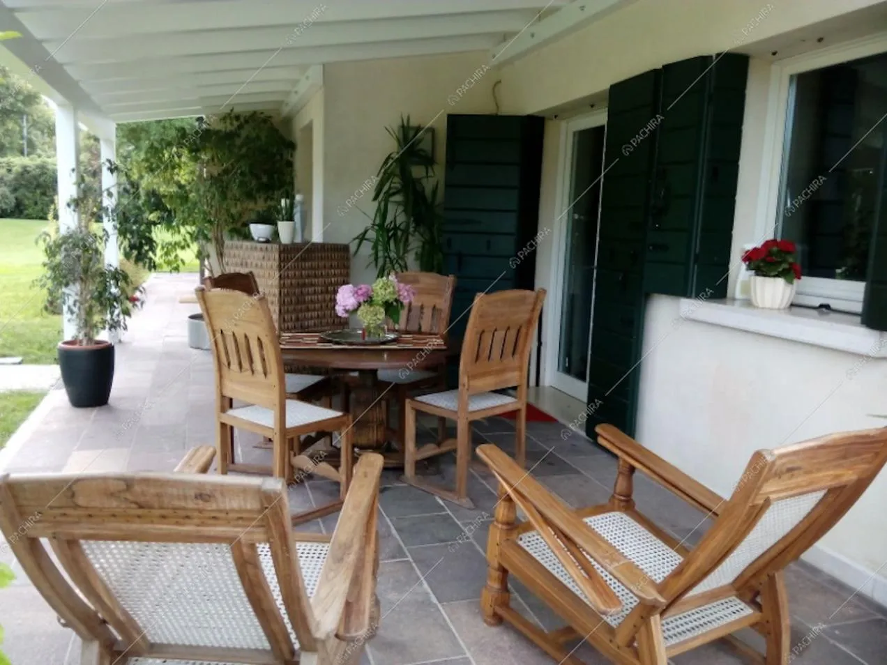 Vista sulla veranda con tavolo da pranzo in legno