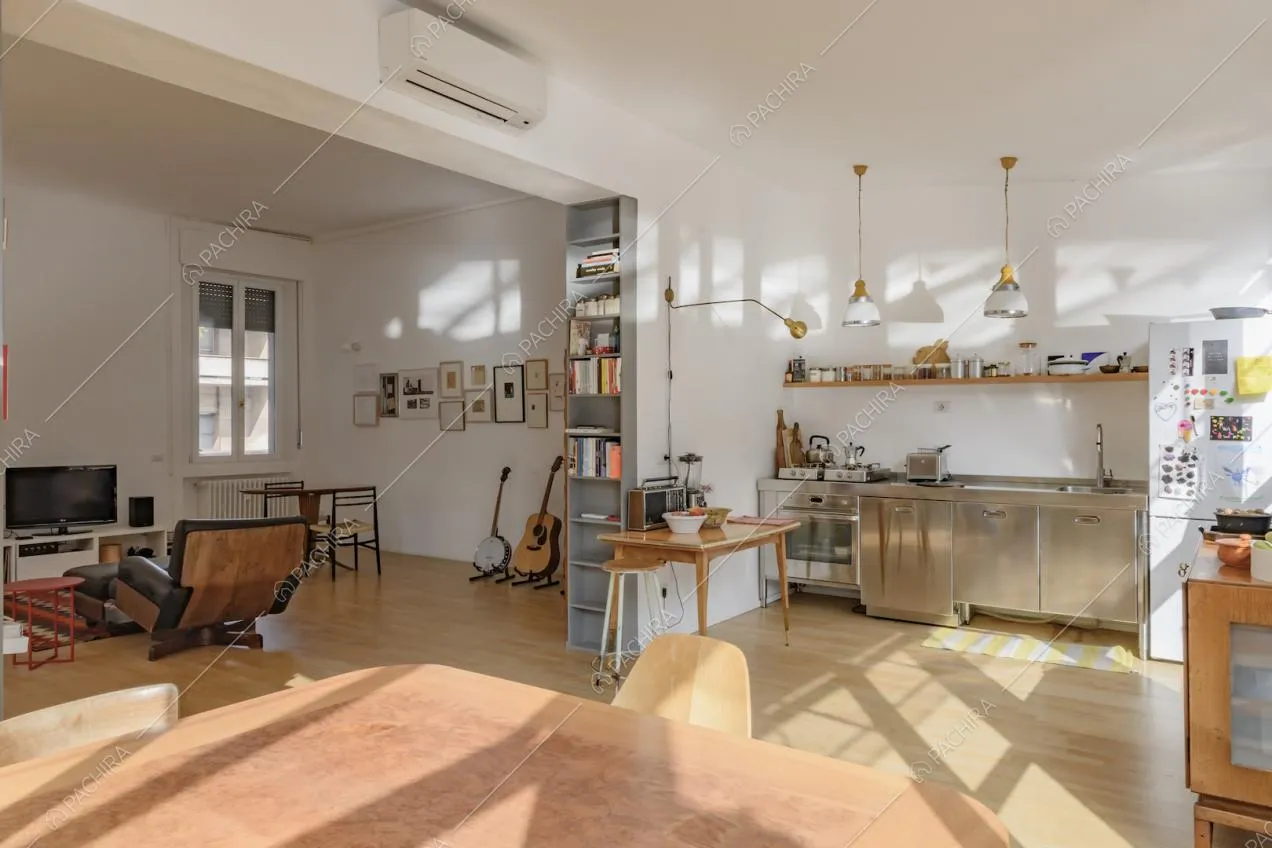 Soggiorno e cucina a vista con fornelli a gas 