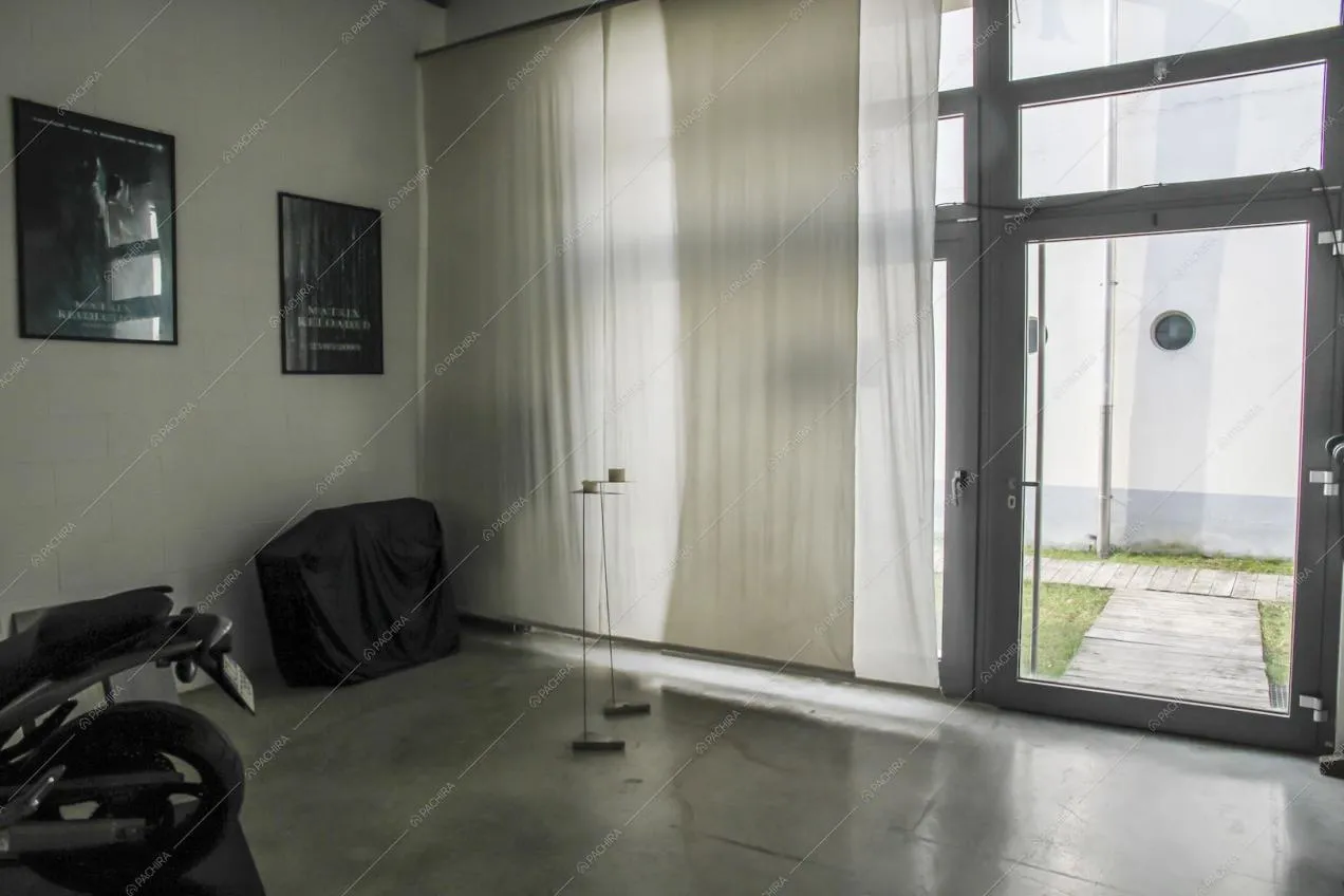 Spazio con pavimento in cemento lisciato e porta finestra