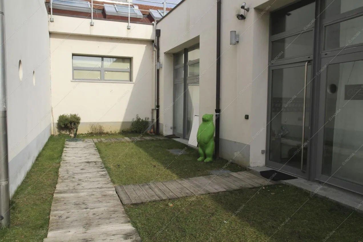 Statua verde acceso e accesso al loft