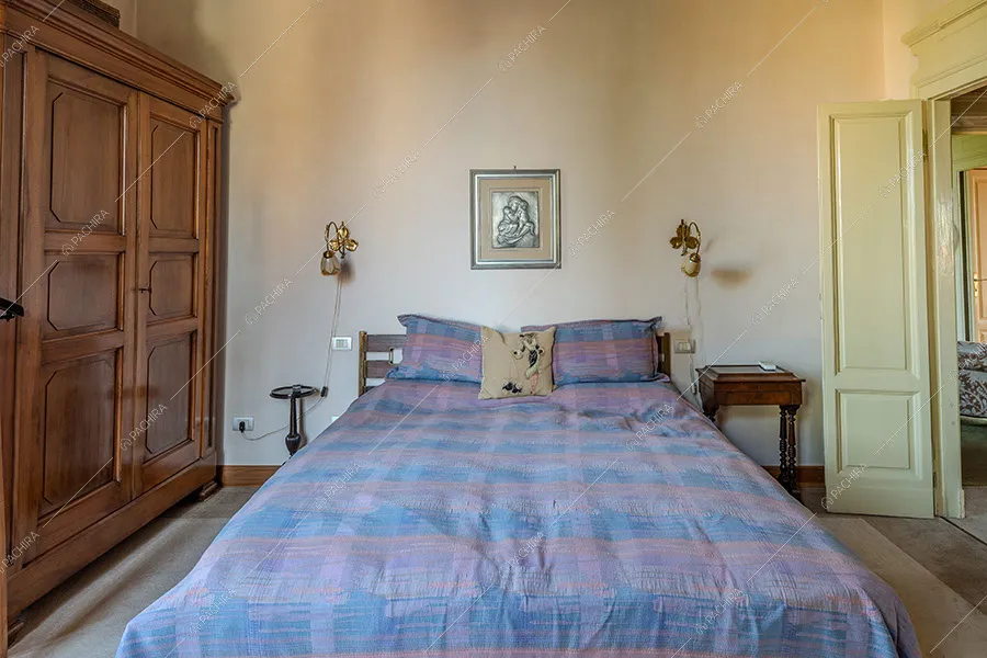 Camera da letto della villa Nitra, location in stile vintage a Milano