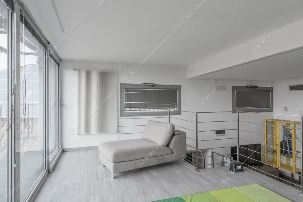 Porte finestre e soppalco nella camera da letto del loft Ostro, location in stile contemporaneo a Milano