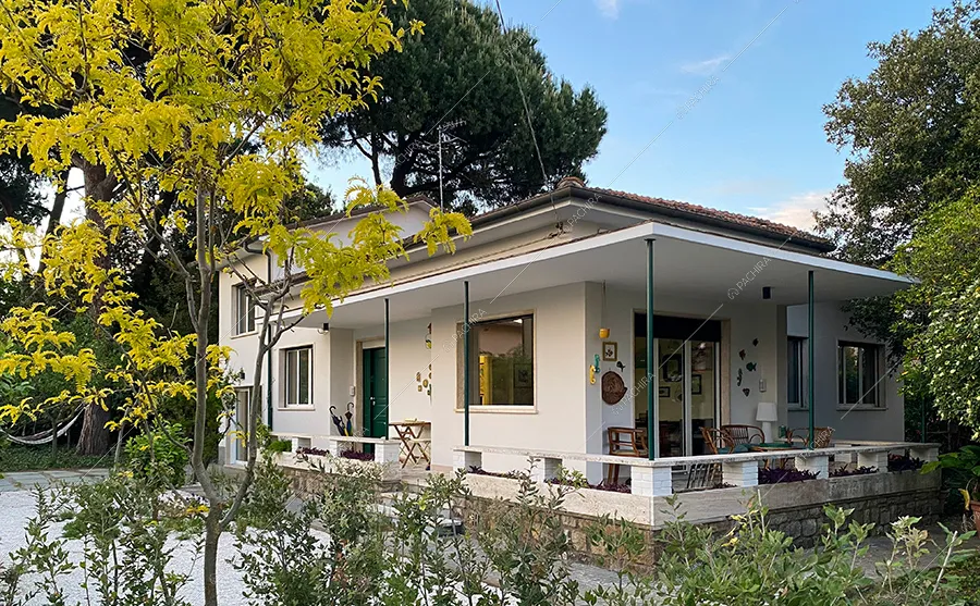 Esterni della villa Storace, location in stile moderno a Lucca
