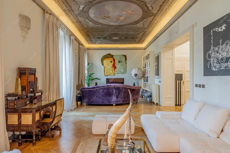 Zona living dell'appartamento Barbabietola, location in stile liberty a Milano