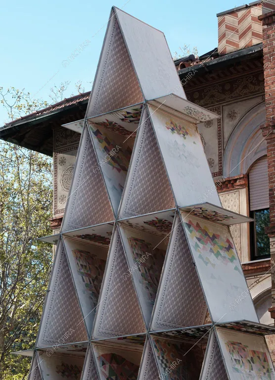 Opera d'arte a forma di castello di carte della dimora storica Cerimoya, location in stile liberty a Milano