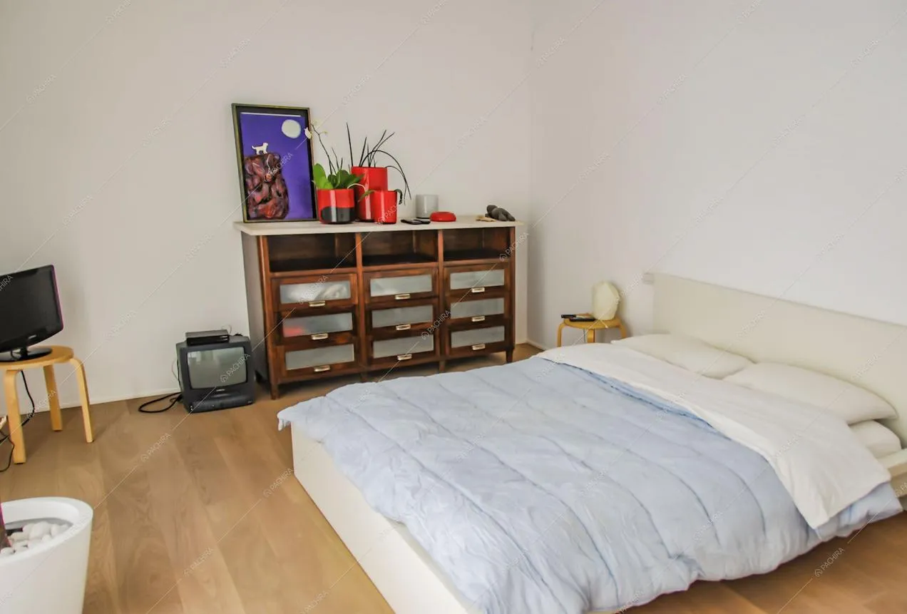 Camera da letto matrimoniale con cassettiera
