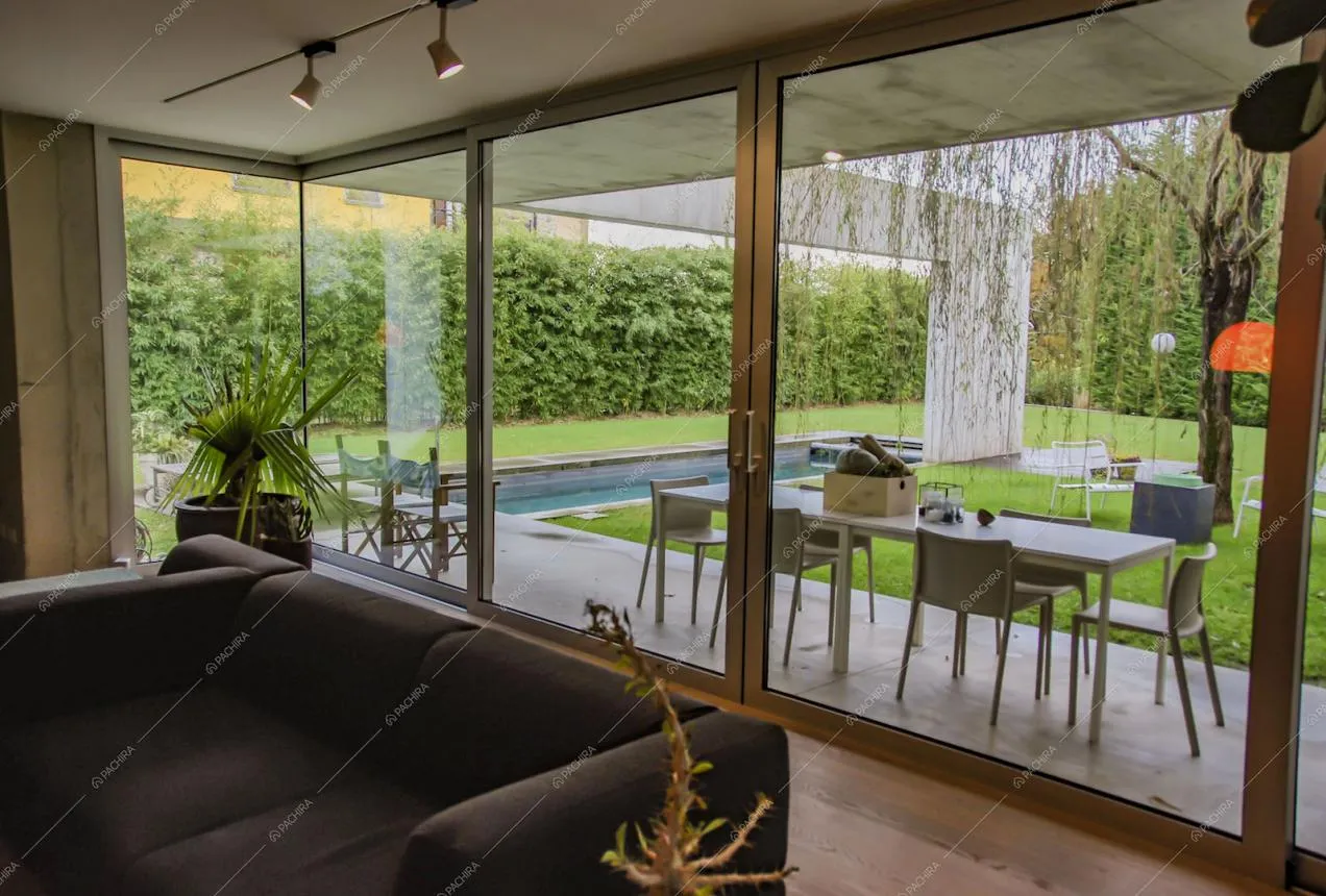 Divano, vetrate vista giardino
