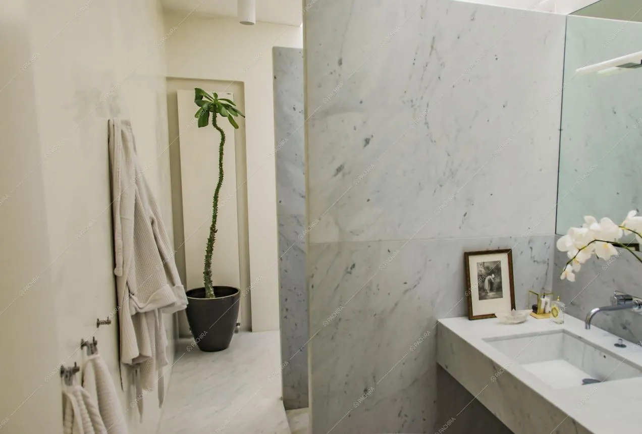 Lavandino su ripiano in marmo nel bagno