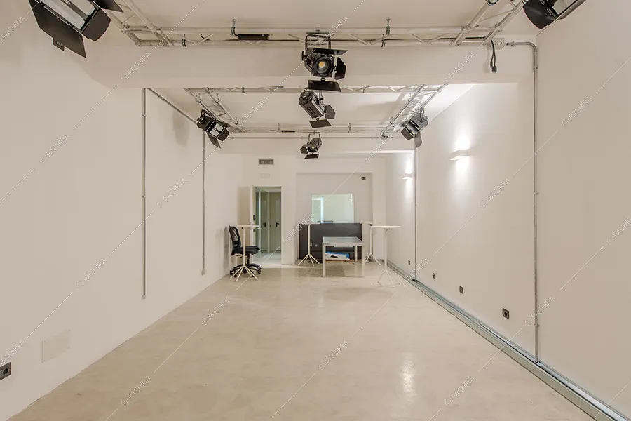 Sala di posa dell'espositivo Tatra, location in stile contemporaneo a Milano