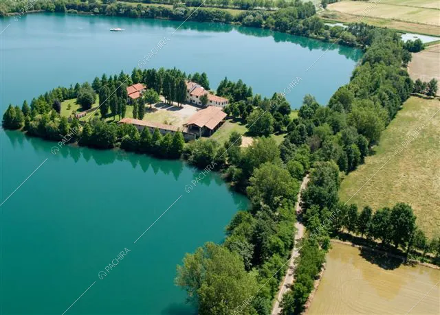 Visuale aerea del lago e dei manieri 