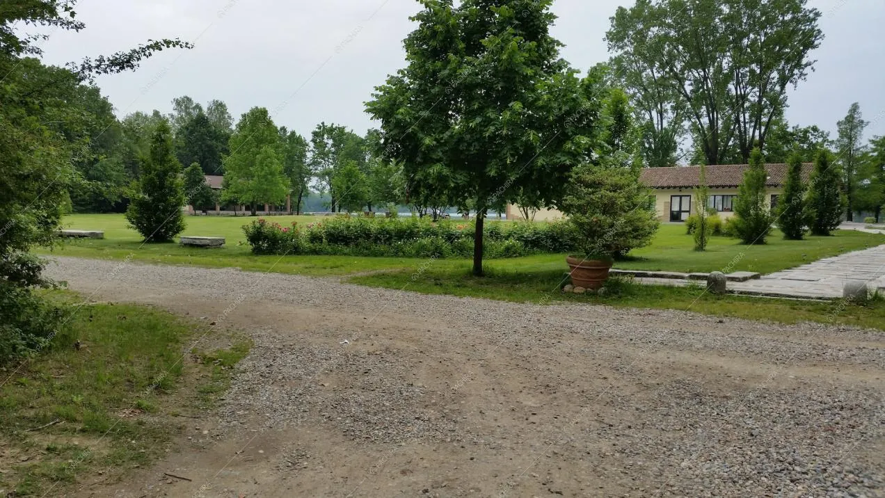 Alcune strutture della location immerse nel verde