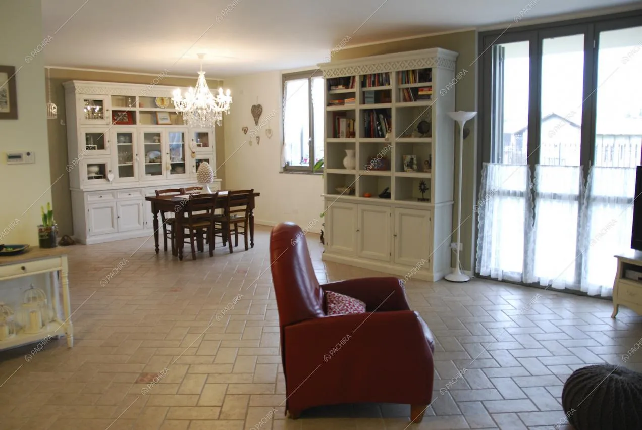 Poltrona in pelle rossa nella zona living