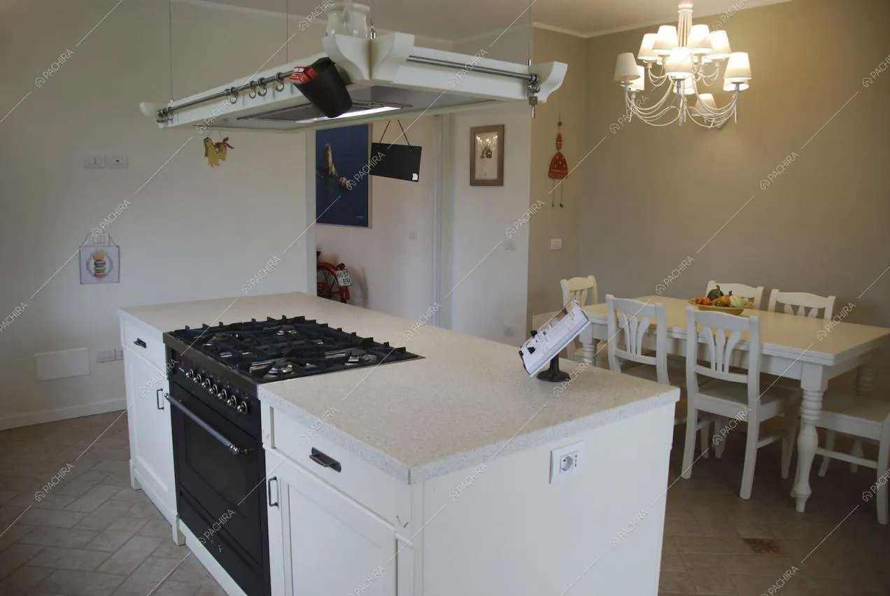Isola della cucina e tavolo da pranzo