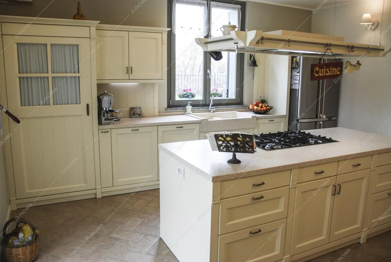 Cucina country con mobili bianchi