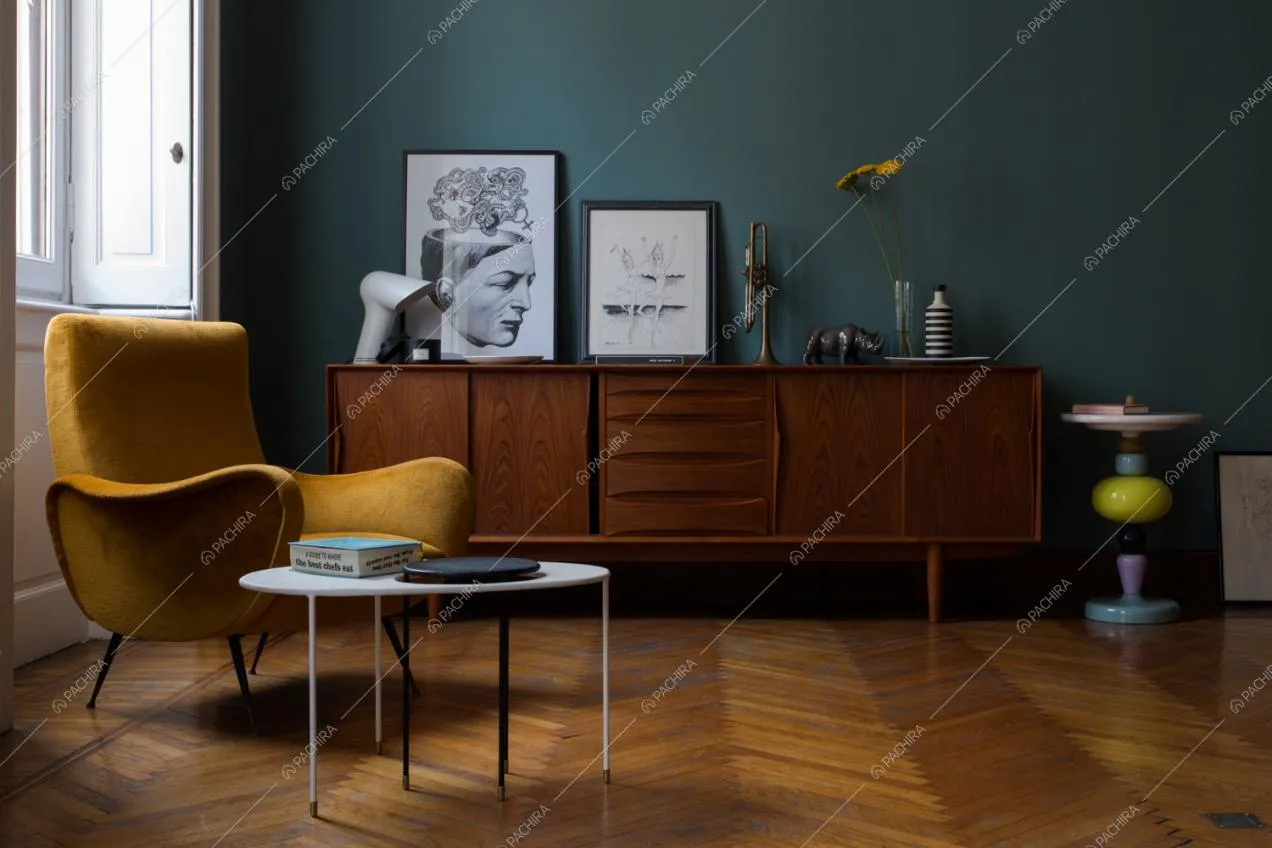 Poltrona gialla, mobile in legno e pavimento in parquet