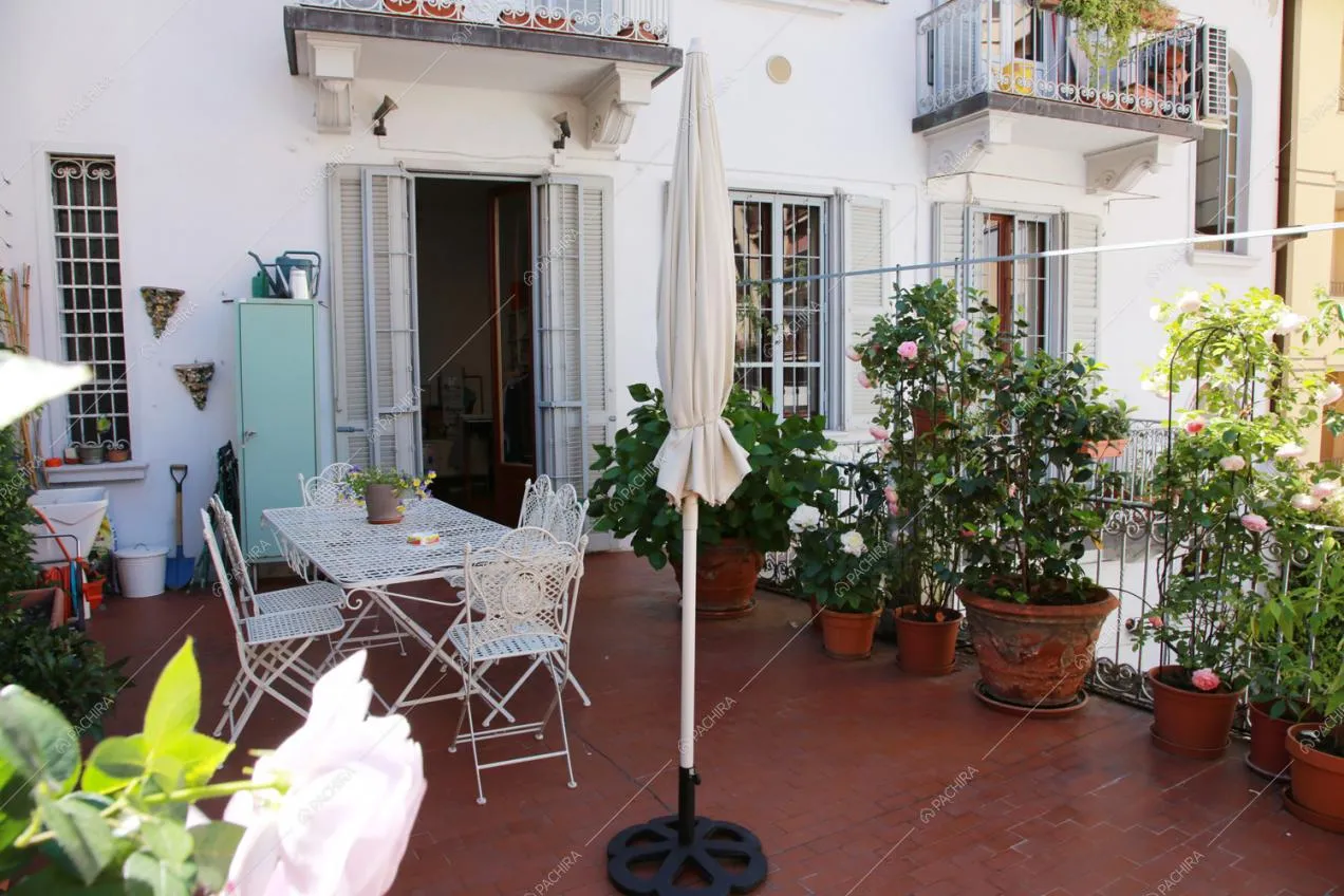 Terrazza con tavolo da pranzo da esterno