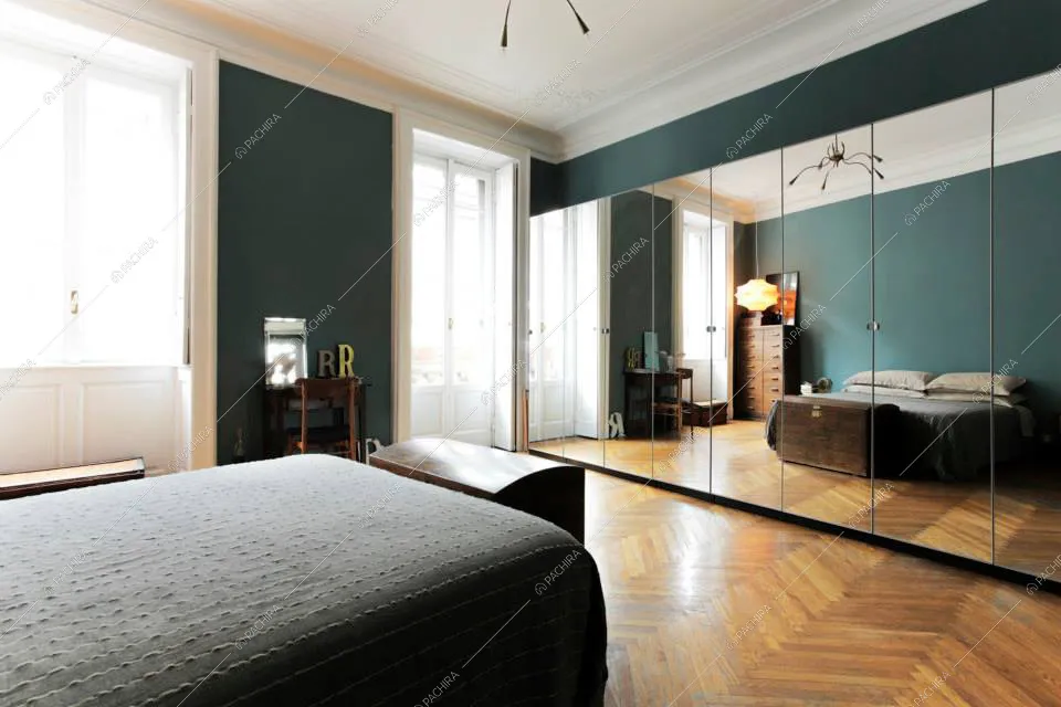 Armadio a specchio e pavimento in parquet nella camera da letto