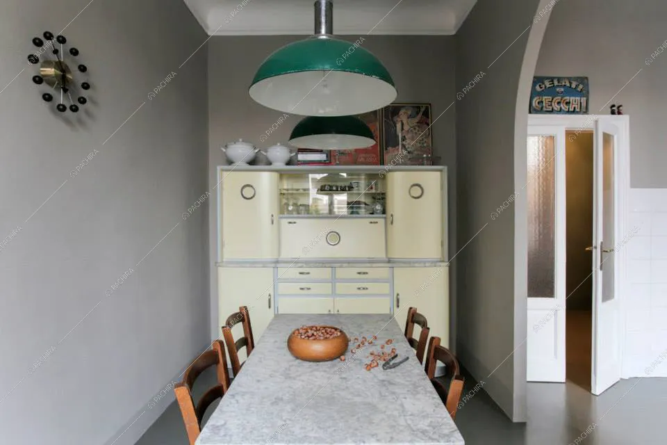 Tavolo da pranzo con consolle in marmo e credenza