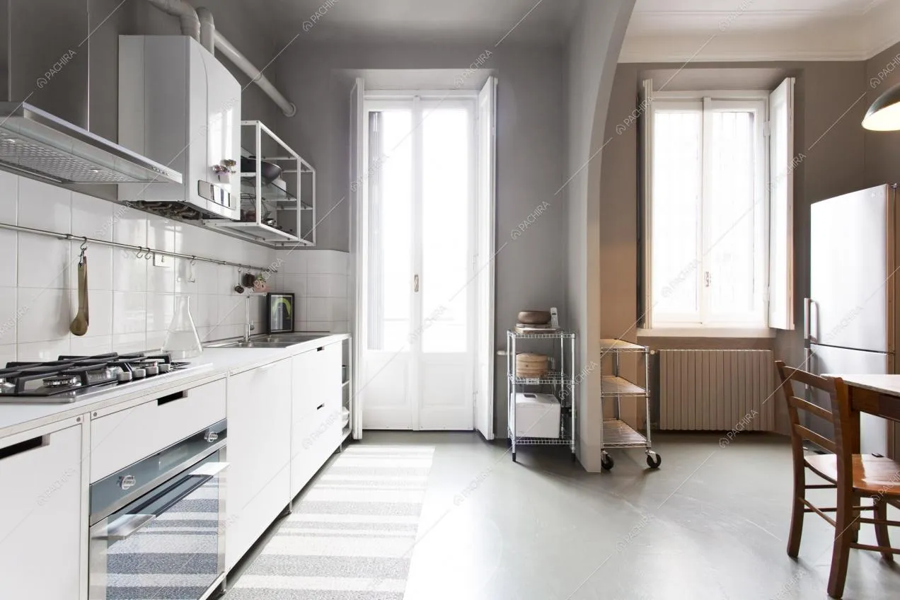 Cucina a parete con piastrelle bianche